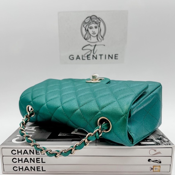 22A Classic Mini Rectangular Flap in Green Iridescent - Picture 5 of 7